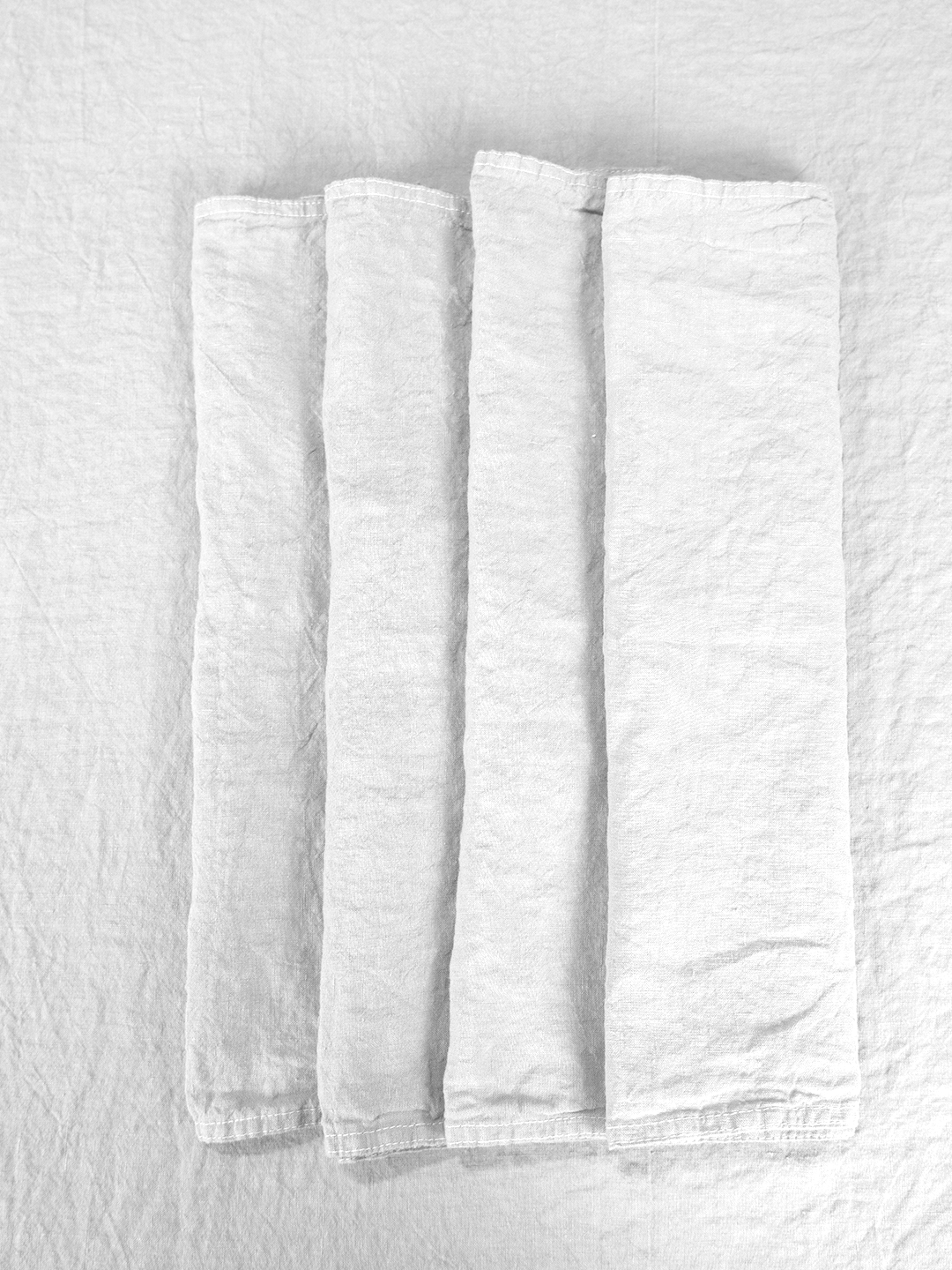 Conjunto de 4 guardanapos em linho branco, fabricados em Portugal.